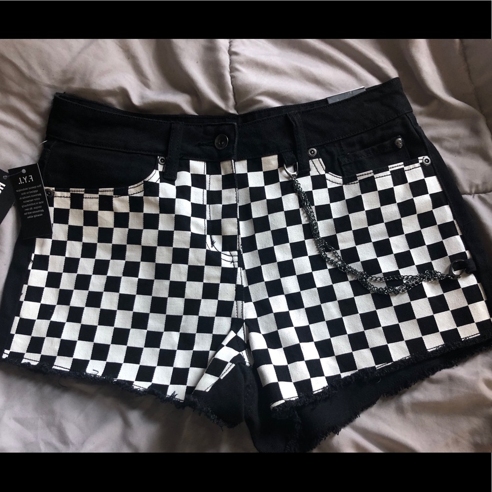 Hot Topic checkerboard link chain high rise short